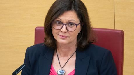 Ilse Aigner (CSU), Präsidentin des Landtags, sitzt im bayerischen Landtag auf ihrem Platz.