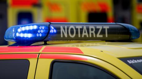 Auch ein Notarzt konnte dem 45-Jährigen nicht mehr helfen, der auf einem Parkplatz in Kammlach aus dem Führerhaus seines Lastwagens gestürzt ist. 
