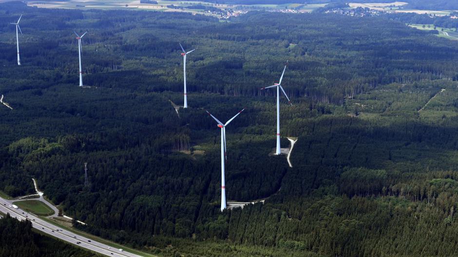 Der Freistaat Bayern liegt beim Ausbau der Windenergie weit hinter anderen deutschen Bundesländern – eine Folge der Abstandsregel 10 H.