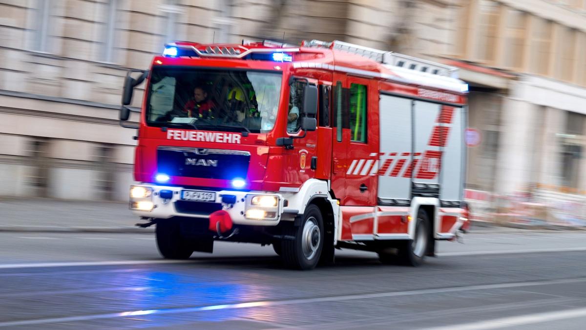 #Löscharbeiten: Obergeschoss brennt in Münchner Eissportstadion