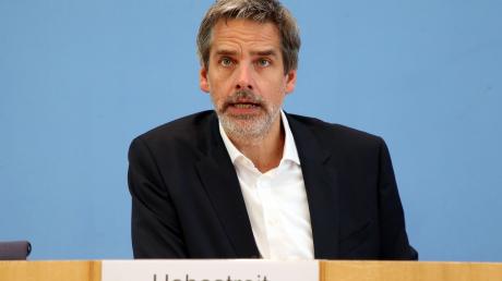 Steffen Hebestreit, Sprecher der Bundesregierung, beantwortet Fragen von Journalisten.