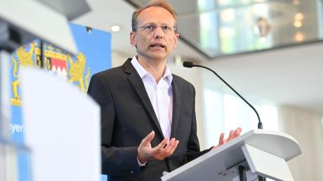 Vorsitzender DGB Bayern Bernhard Stiedl spricht bei einer Pressekonferenz in der Staatskanzlei.