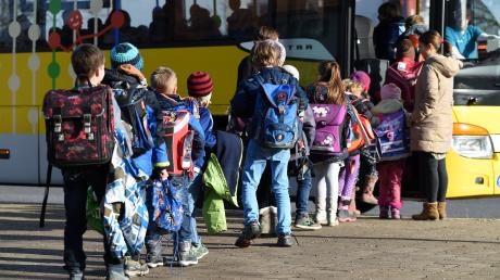 Viele Kinder in Bayern sind auf eine sichere Busverbindung zu ihrer Schule angewiesen. Doch die Betreiber beklagen die hohen Energiepreise.