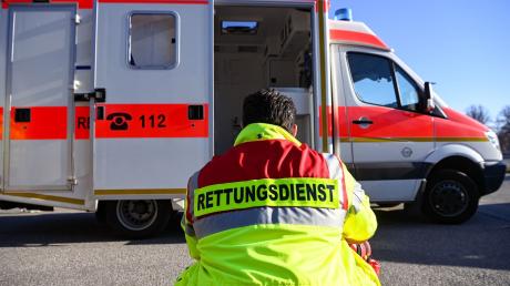 Zu einem schweren Verkehrsunfall mit neun Verletzten und hohem Sachschaden ist es am Samstag auf der B300 bei Edenhausen gekommen.