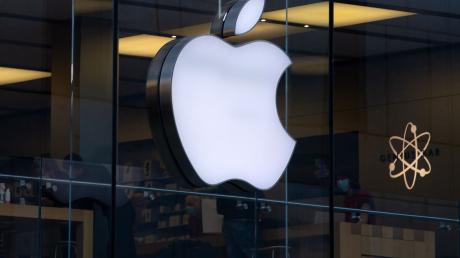 Das Logo des Technologieunternehmens Apple ist an einem Apple Store zu sehen.
