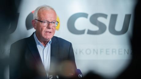 Thomas Kreuzer, CSU-Landtagsfraktionschef, spricht vor Medienvertretern.