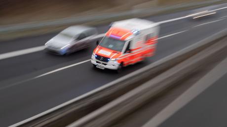 Ein Rettungswagen fährt über eine Autobahn.