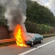 Ein grünes Auto brennt auf der Autobahn 93.