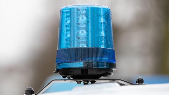 Regen: Mit Blaulicht auf dem Auto über gesperrte Brücke - Anzeige