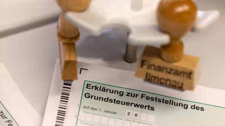 Das beschäftigt zurzeit viele Hauseigentümer im Augsburger Land: Die Formulare zur Grundsteuererklärung liegen auf einem Tisch.