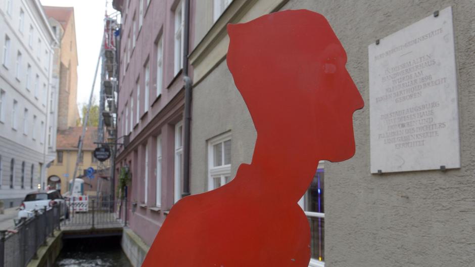 Eine Brechtfigur steht in Augsburg am Geburtshaus von Bertolt Brecht.