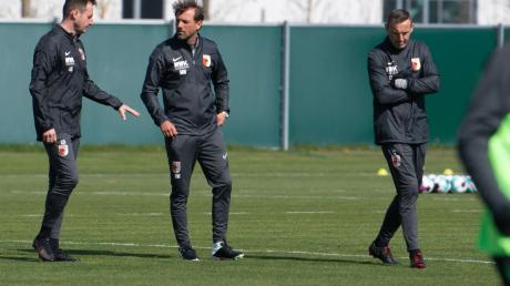 Der neue Chef-Trainer Markus Weinzierl (M), Torwarttrainer Kristian Barbuscak (l) und Co-Tainer Tobias Zellner stehen auf dem Trainingsplatz.