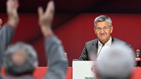 Mitglieder jubeln dem wiedergewählten Präsidenten des FC Bayern, Herbert Hainer, zu.