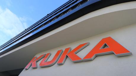 Das Logo des Roboterbauers Kuka am Hauptsitz in Augsburg.