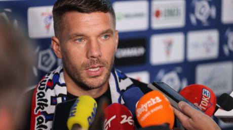 Lukas Podolski spricht während einer Pressekonferenz.