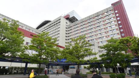 Das Gebäude des Augsburger Uniklinikums ist 40 Jahre alt und stark sanierungsbedürftig. Nun hat sich die Staatsregierung für einen Neubau ausgesprochen.