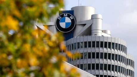 Das Logo von BMW ist an der Firmenzentrale in München zu sehen.