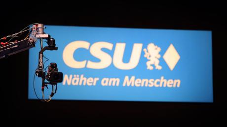Eine Kamera hängt vor einem CSU-Logo.