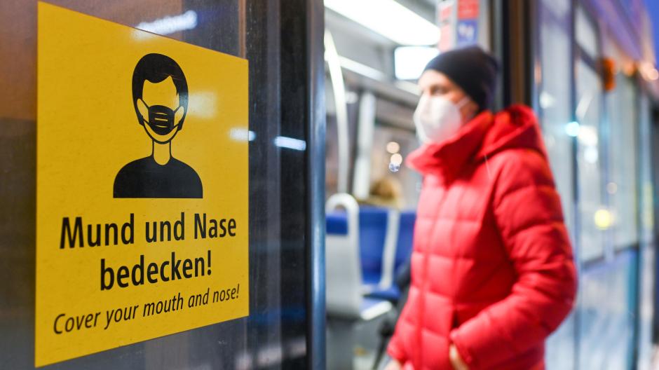 Bisher musste im ÖPNV eine Maske getragen werden – jetzt fällt diese Pflicht in Bayern weg. 