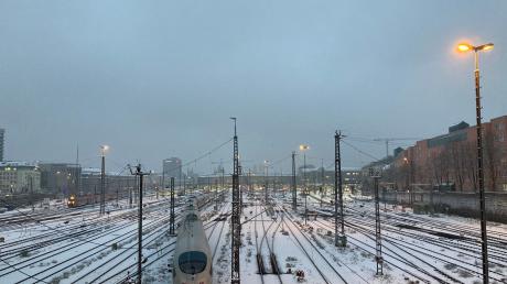 Die Schienen am Münchner Hauptbahnhof sind mit Schnee bedeckt.