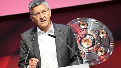 Herbert Hainer, der Präsident des FC Bayern spricht bei der Jahreshauptversammlung auf der Bühne.