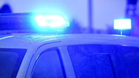 Blaulichter leuchten auf dem Dach eines Streifenwagens der Polizei.