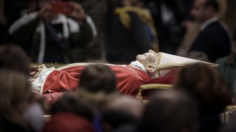 Der Leichnam des verstorbenen Papst Benedikt XVI. ist im Petersdom öffentlich aufgebahrt. Die Beerdigung findet am Donnerstag, 5. Januar 2023, in Rom statt.