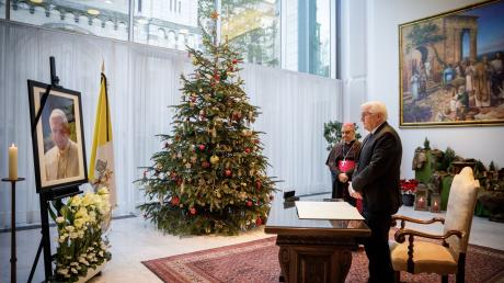 Bundespräsident Frank-Walter Steinmeier (r) steht in der Apostolischen Nuntiatur in Berlin mit Erzbischof Nikola Eterovic.