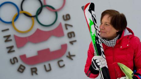 Die ehemalige Skirennläuferin Rosi Mittermaier im Skigebiet Axamer Lizum vor den Olympischen Ringen.