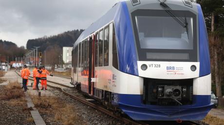 Ein Teil des vorderen Zuges der Bayerischen Regionalbahn sei im Bereich des Bahnhofs Peiting-Ost aus den Schienen gesprungen, sagte eine Sprecherin der Bundespolizei.