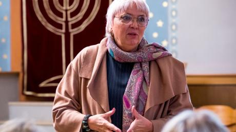 Claudia Roth spricht in der Synagogo über die Vorfälle in der Silvesternacht.