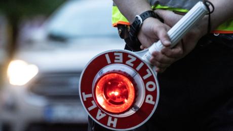 Haarscharf an einem Fahrverbot vorbeigeschrammt ist ein 25-jähriger Autofahrer, der am Sonntag gegen 19.30 in Welden in eine Verkehrskontrolle geraten war.