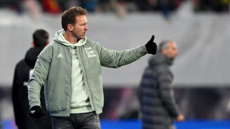 Münchens Trainer Julian Nagelsmann gestikuliert am Spielfeldrand.
