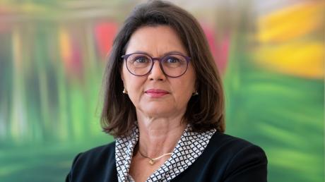 Ilse Aigner (CSU), Präsidentin des bayerischen Landtags, schaut in die Kamera.