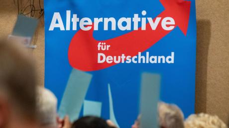 Auf einem AfD-Parteitag hängt ein Plakat mit dem Schriftzug «Alternative für Deutschland».