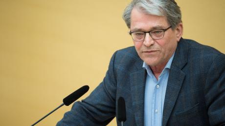 Der frühere Grünen-Landtagsfraktionschef Sepp Dürr spricht 2018 bei einer Landtagssitzung.
