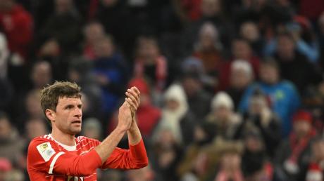 Münchens Thomas Müller bedankt sich bei den Fans nach der Partie.
