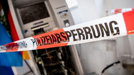 Ein gesprengter Geldautomat ist hinter einem Flatterband mit der Aufschrift «Polizeiabsperrung» zu sehen.