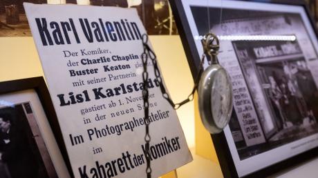 Eine Uhr, Plakate und Fotos sind im Karl Valentin Musäum in der Ausstellung zu sehen.