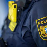 Die Polizei kontrolliert zwei junge Männer in Zusmarshausen. Dabei finden sie ein Messer und eine kleine Menge Drogen. 