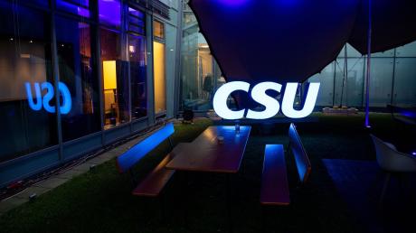 Das Logo der CSU im Innenhof der Parteizentrale in München.