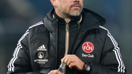 Nürnbergs Trainer Markus Weinzierl steht auf dem Platz.