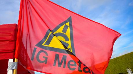 Fahne mit Logo der IG Metall an einem Stand bei einem Streik.