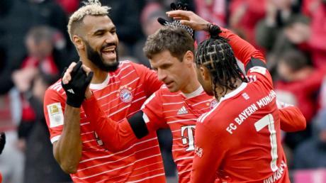 Die Spieler des FC Bayern jubeln nach dem 1:0 Treffer durch Thomas Müller (M) mit  Eric Maxim Choupo-Moting (l)  und Serge Gnabry (r).