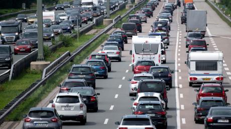 Auf der A8 von München bis zum Inntaldreieck stauen sich täglich die Autos. Die Strecke soll nun „beschleunigt“ ausgebaut werden.