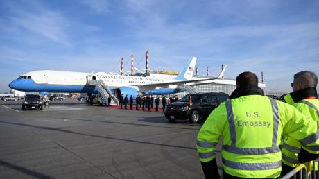 Kamala Harris, Vizepräsidentin der USA, kommt (MSC) am Flughafen in München an.