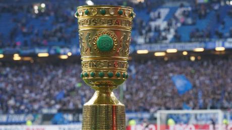 Der DFB-Pokal steht auf einem Podest im Stadion.