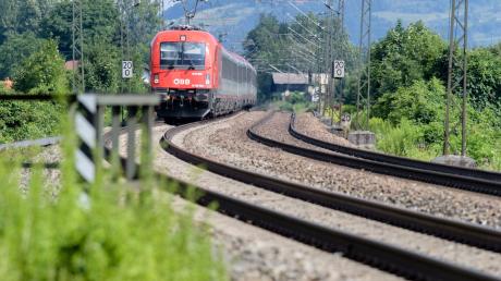 Bei Reichertshofen wurde ein 17-Jähriger von einem Zug erfasst.