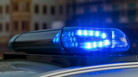 Ein 39-Jähriger ist in einer Diskothek in Augsburg-Kriegshaber nicht nur auf andere Gäste losgegangen. Die Polizei brachte ihn in den Arrest.