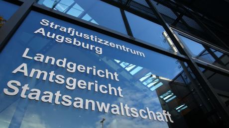 Vor dem Amtsgericht Augsburg musste sich ein Mann verantworten, der auf eine Bekannte mit einem Beil in Höchstädt losgegangen war.